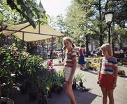 835848 Gezicht op de bloemenmarkt op het Janskerkhof te Utrecht.